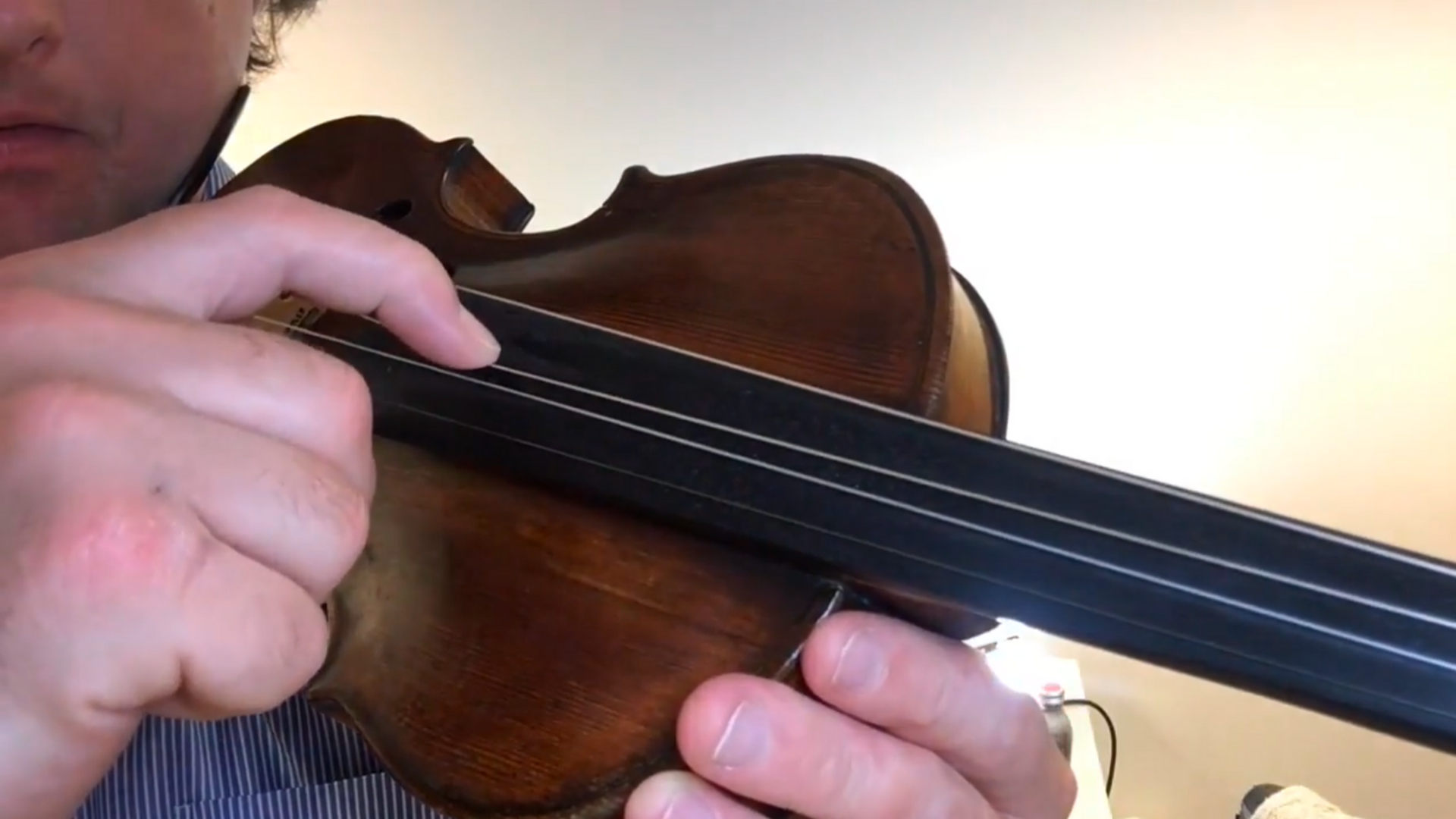 1920 x Plucking - ViolinSchool.com