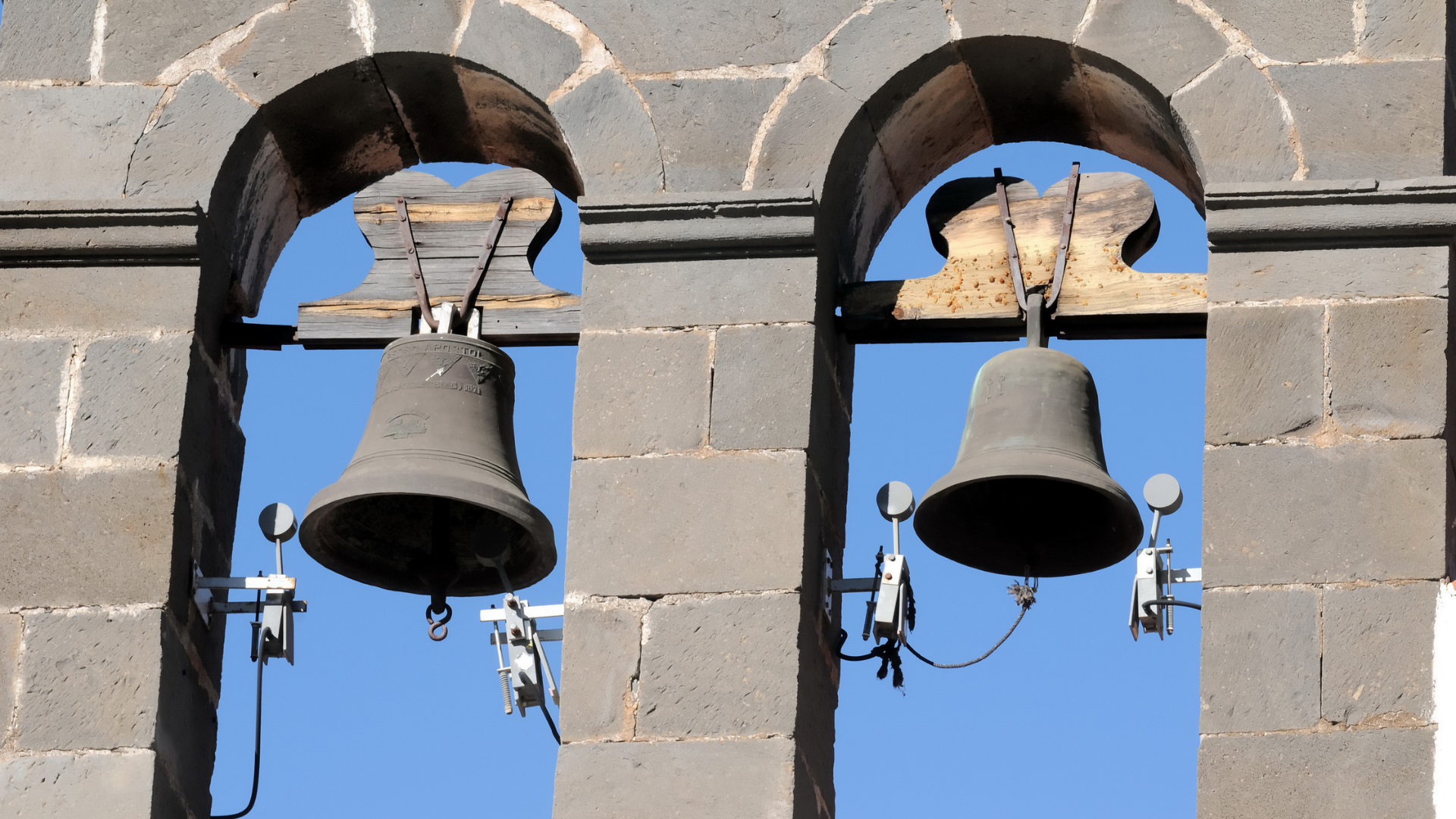 Bell-ringer - Wikipedia